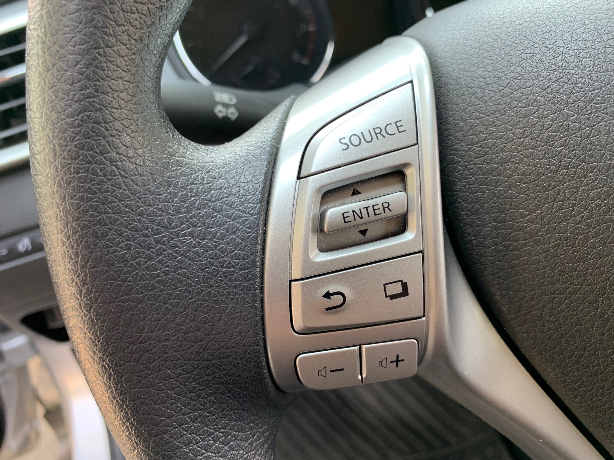 Nissan Xtrail Sense 4×2 AT