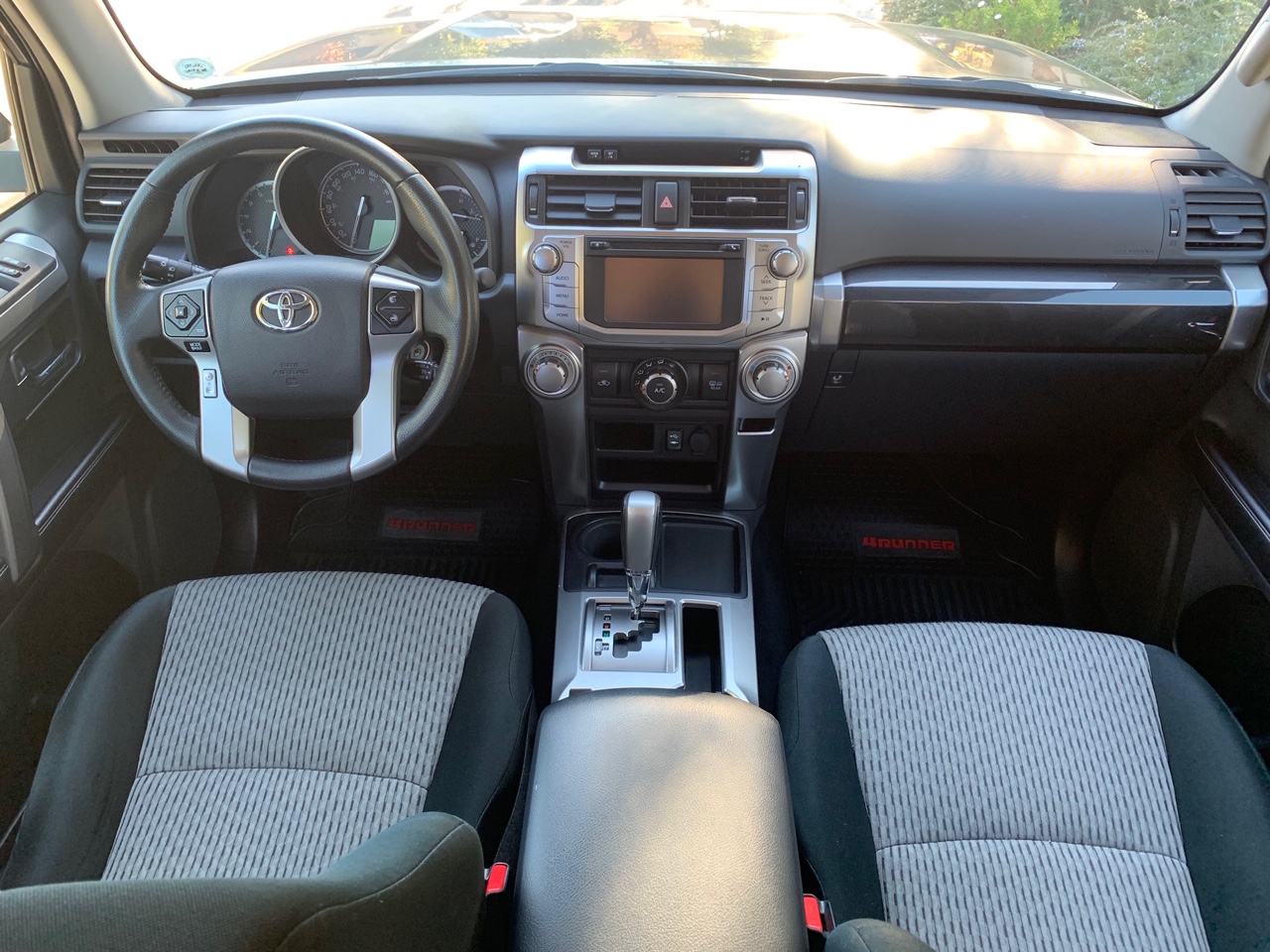 Toyota 4 Runner SR5 4×2 AT 2015