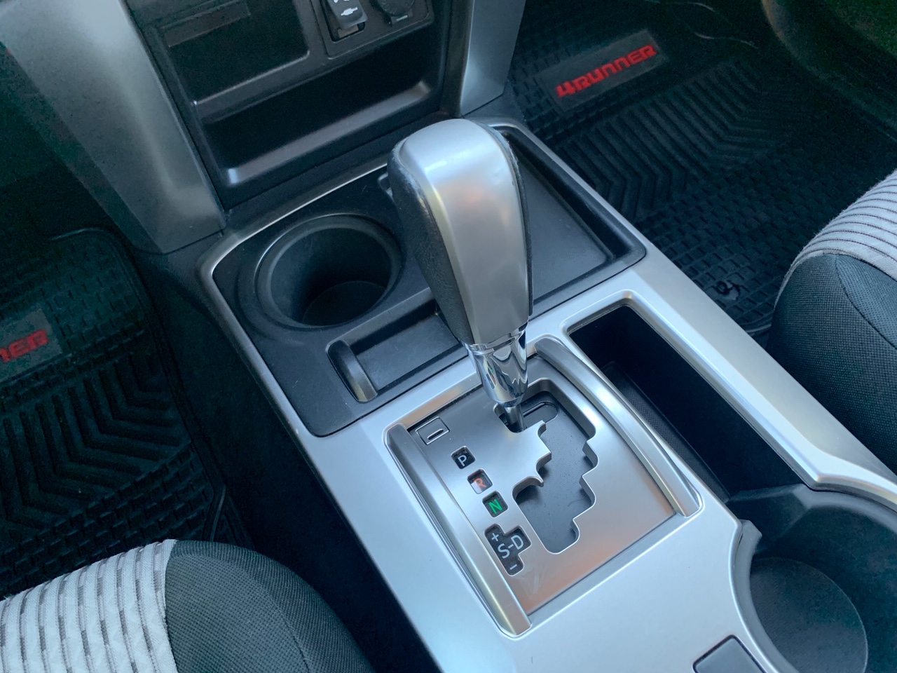 Toyota 4 Runner SR5 4×2 AT 2015