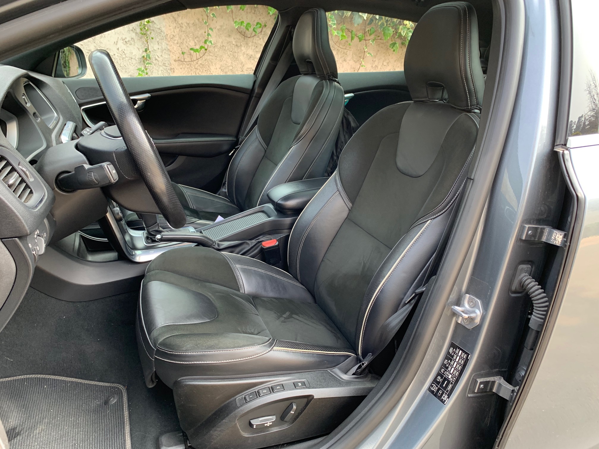 Volvo V40 R Design 2500cc 245 HP 2016