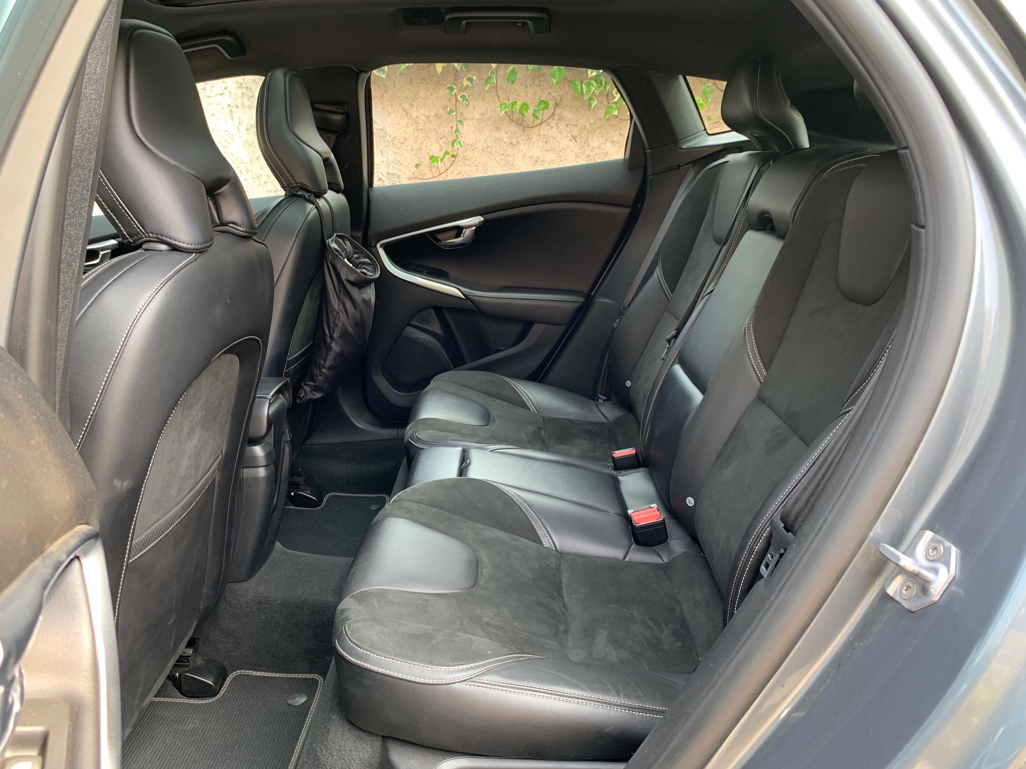 Volvo V40 R Design 2500cc 245 HP 2016