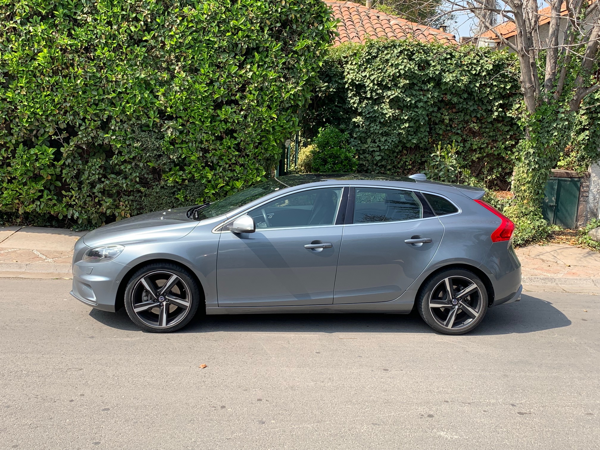 Volvo V40 R Design 2500cc 245 HP 2016